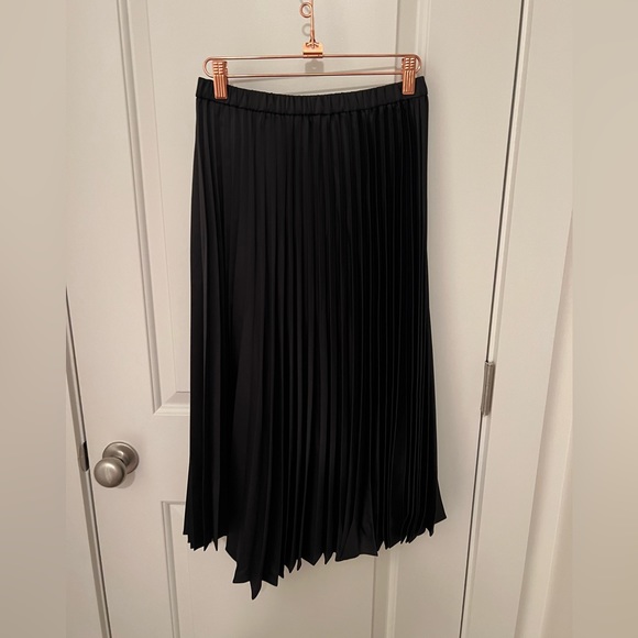 NWT Uniqlo SATIN PLEATED SKIRT Black - Picture 2 of 4